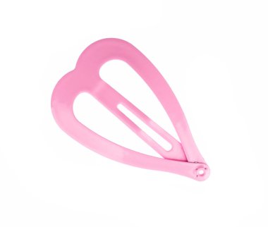 Beyaz arkaplanda izole edilmiş kalp şeklindeki saç tokası