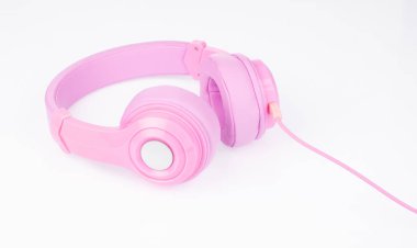 pembe beyaz zemin üzerine izole kulaklık