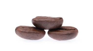 Kızarmış kahve çekirdekleri beyaz arka planda izole edilmiş.