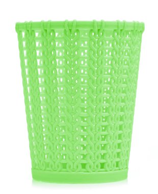 Beyaz arkaplanda izole edilmiş kalem ve kalemler için sepet.