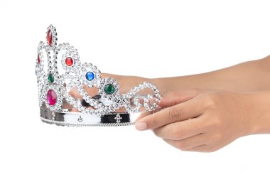 Beyaz sırt dekoltesine izole edilmiş mücevherleri olan gümüş bir taç.