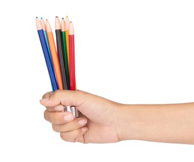 Beyaz bir sırt çantasına izole edilmiş renkli kalemler ya da pastel kalemler.