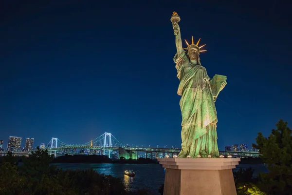Японія - 20 жовтня 2016: Статуя Свободи з веселковим мостом — стокове фото
