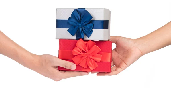 Руки, дающие и получающие подарок изолированы на белой спинке — стоковое фото