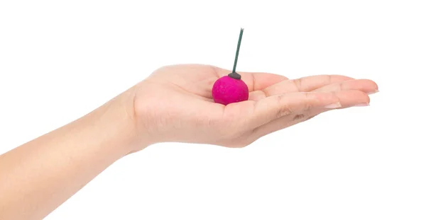 Hand houden bom bal kleurrijke geïsoleerd op een witte achtergrond — Stockfoto
