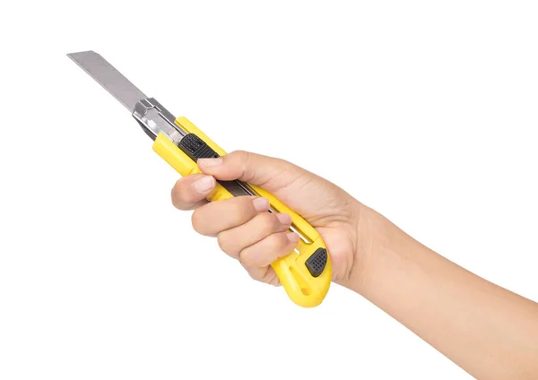 Ruka drží žlutý řezačka nůž izolované na bílém pozadí — Stock fotografie