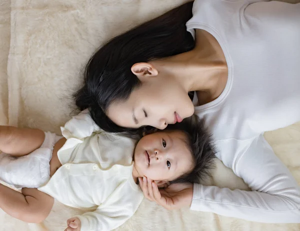 母亲和婴儿躺在床上，俯瞰全景 — 图库照片
