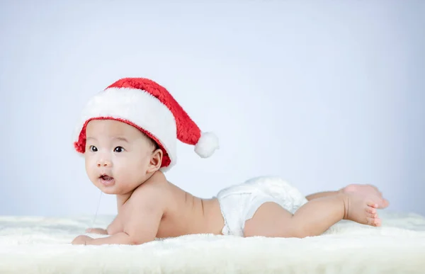 Boże Narodzenie portret cute little Baby noszenie Santa kapelusz. — Zdjęcie stockowe