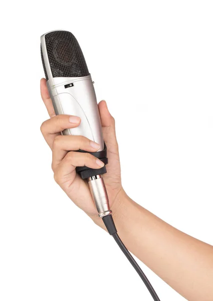 Mão segurando microfone condensador isolado em um fundo branco — Fotografia de Stock
