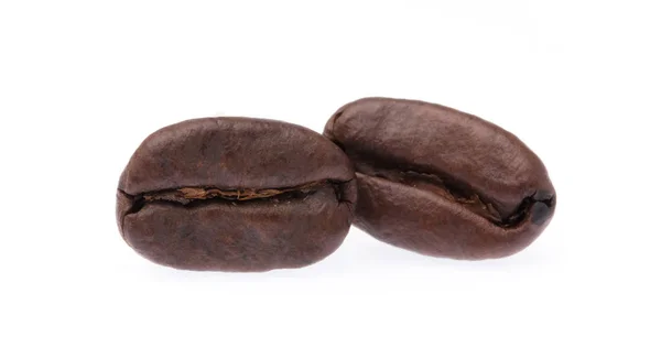 Granos de café tostados aislados sobre fondo blanco — Foto de Stock