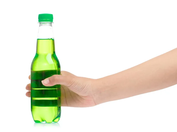 Mão segurando bebidas refrescantes em garrafa de plástico isolado no whi — Fotografia de Stock