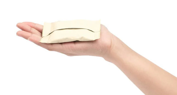 Mano che tiene cibo sacchetto di plastica snack isolato su un Backgrou bianco — Foto Stock