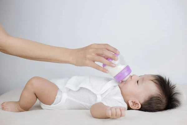 Mother feeding baby with milk bottle — Stock Photo, Image