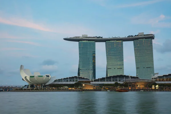 Сінгапур - 19 лютого 2017: затока Марина є орієнтиром Сінгапо. — стокове фото