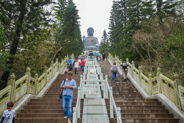 Hong Kong - Március 21, 2016: A turisták a lépcsőn vezet — Stock Fotó