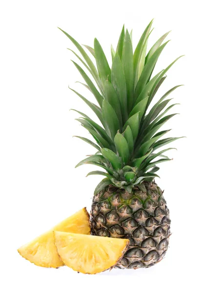 Ananas avec tranches isolées sur fond blanc — Photo