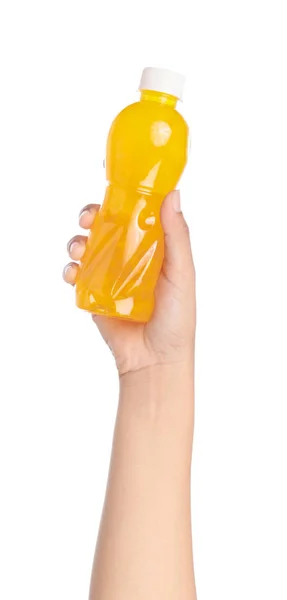 Χέρι κρατώντας χυμό πορτοκαλιού σε φιάλη που απομονώνεται σε λευκό φόντο — Φωτογραφία Αρχείου
