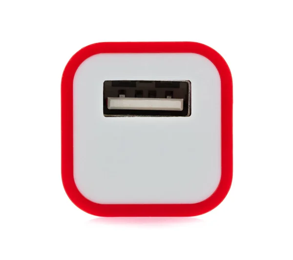 Vermelho do adaptador de tomada de alimentação USB isolado no fundo branco — Fotografia de Stock