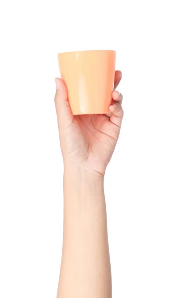 Рука держит оранжевый пластиковый стакан изолирован на белой backgrou — стоковое фото