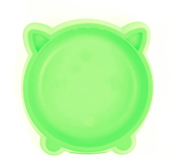 Zelená plastová miska pro domácí zvířata izolované na bílém pozadí — Stock fotografie