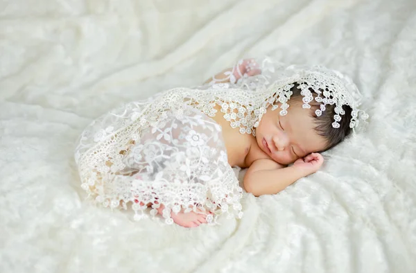 Recién nacido lindo bebé bebé en lana shag alfombra fondo —  Fotos de Stock