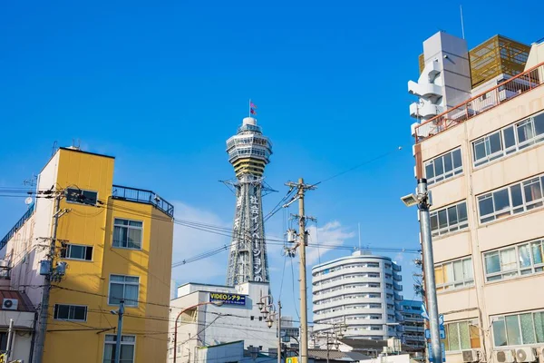 Osaka, Japan - 10 maj 2018: Tsutenkaku Tower är en symbol för en n — Stockfoto