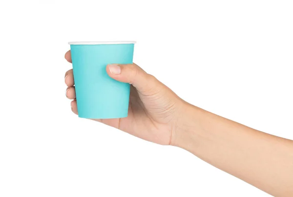 하얀 배경에 분리되어 있는 종 이 컵을 들고 손을 잡고 — 스톡 사진