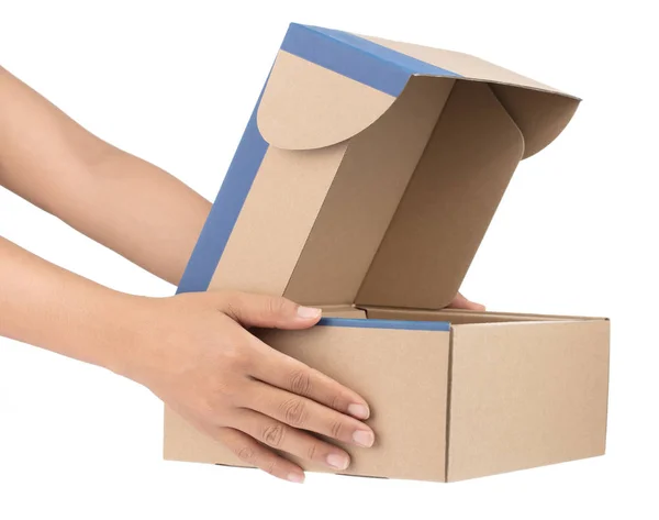 Beyaz arkaplanda izole edilmiş bir karton kutu açılıyor — Stok fotoğraf