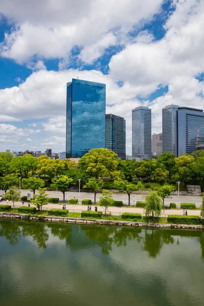 오사카 2018 오사카에서 나무와 현대식 사무실 건물의 — 스톡 사진