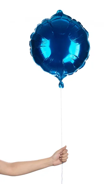 Hand hält Blue Foil Balloon isoliert auf weißem Hintergrund — Stockfoto