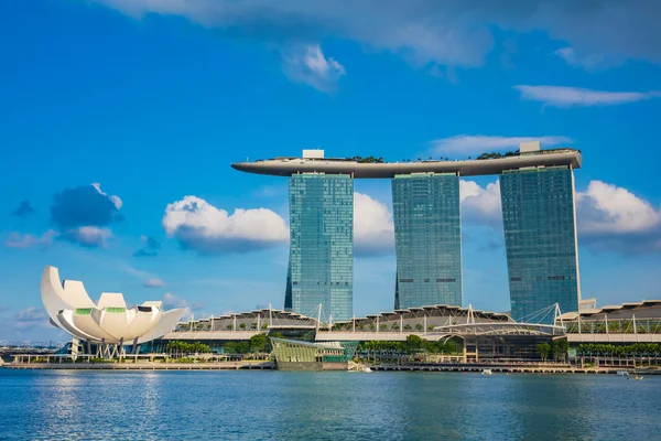 SINGAPUR - 19 DE FEBRERO DE 2017: Marina Bay es un hito de Singapo —  Fotos de Stock