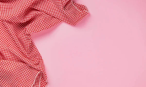 Red checkered tablecloth on pink background — 图库照片