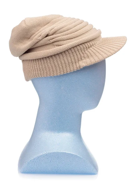 Pletená čepice na hlavě figuríny izolované na bílém pozadí — Stock fotografie