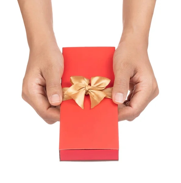 Caja de regalo roja con lazo de cinta dorada aislado sobre fondo blanco —  Fotos de Stock