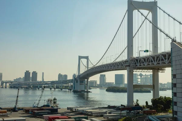 Tokyo, 20 ottobre 2016: Ponte e paesaggio urbano arcobaleno bri — Foto Stock