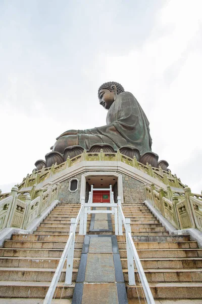 Big Buddha statue High mountain, buddhist temple in Hong Kong Ch — Stock Photo, Image