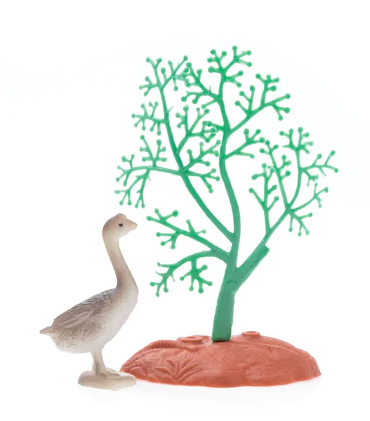 Arbre et canard jouet en plastique pour les enfants isolés sur fond blanc — Photo