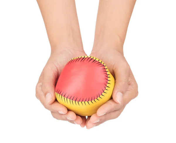 Mão segurando bola brinquedo isolado no fundo branco — Fotografia de Stock