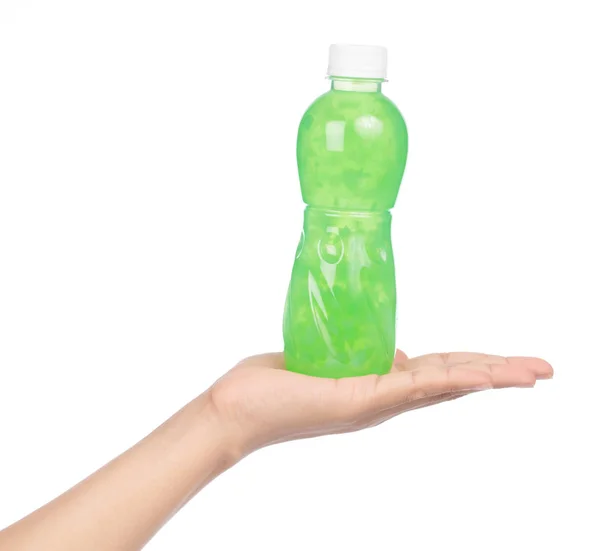 Mão segurando suco de kiwi em garrafa isolada no fundo branco — Fotografia de Stock