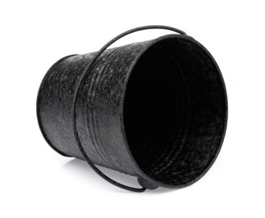 Metal çinko kovası beyaz arkaplanda izole