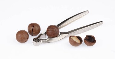 Beyaz arka planda paslanmaz çelik krakerler var.