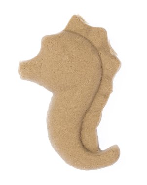 Beyaz arka planda izole bir hayvanın kum heykeli