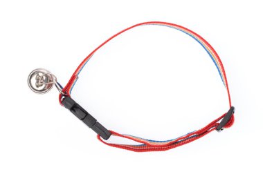 Beyaz arka planda köpek ve kedi için zili olan tasma