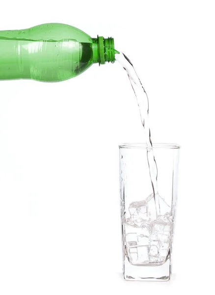 Gießen belüfteter Erfrischungsgetränke in Flasche Glas — Stockfoto