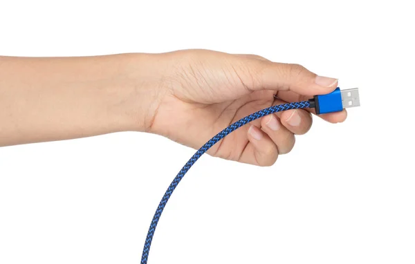 Рука держит синий кабель USB изолирован на белом фоне — стоковое фото