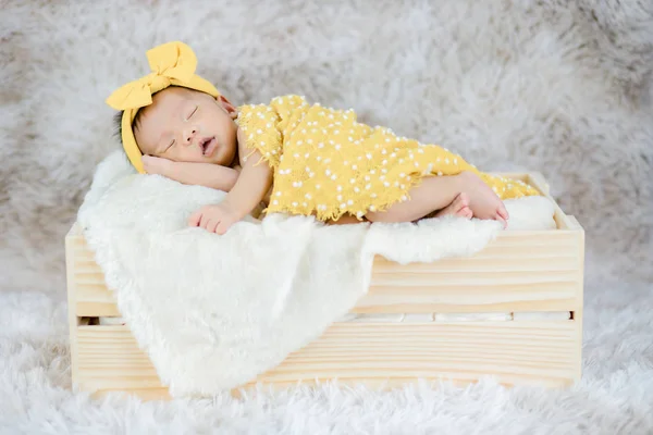 Retrato de bebé lindo acostado dormido en caja de madera . —  Fotos de Stock