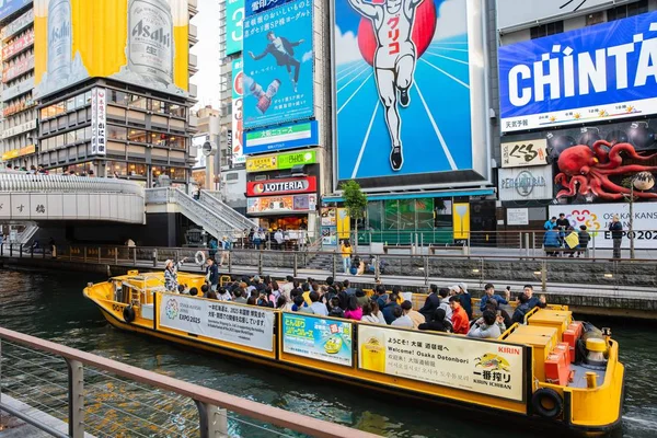 Osaka, Japonia - 10 maja 2018: Łódź turystyczna na kanale, aby zobaczyć fa — Zdjęcie stockowe