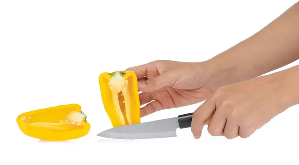 Mains à l'aide d'un couteau hacher le poivron isolé sur le dos blanc — Photo