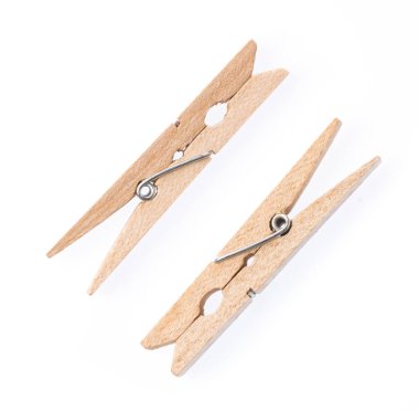 Beyaz arkaplanda klip ahşap mandal izole