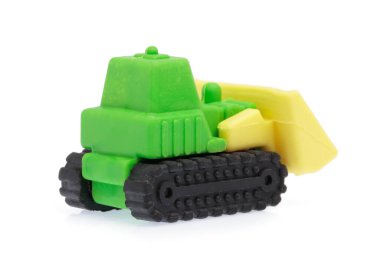 Kauçuk silgi, beyaz arkaplanda izole edilmiş yeşil araba.